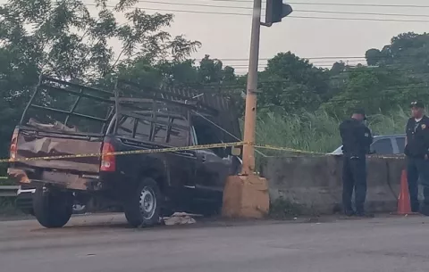 En presunto intento de secuestro chocan carro con semáforo