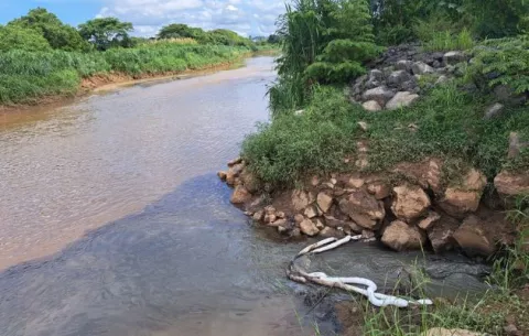 Investigan derrame de hidrocarburos en el río Juan Díaz