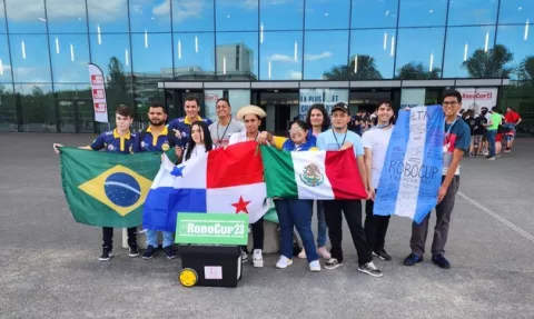 Jóvenes que se destacaron en RoboCup vuelven al país 