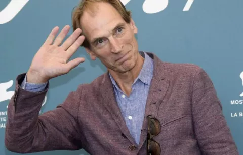 Causa de muerte del actor Julian Sands es 'indeterminada'