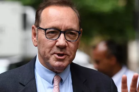 Presunta víctima de Spacey dice que el actor lo 'manoseaba'