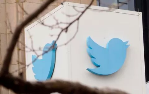 Elon Musk sustituirá el pajarito azul de Twitter por una X