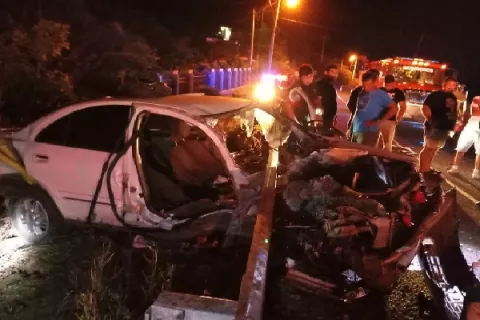 Muere al estrellar su vehículo contra barandas de seguridad 