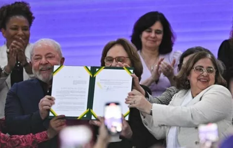  Lula sanciona la ley que establece la paridad salarial