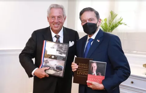 Cortizo se reúne con John Maxwell, experto en liderazgo 