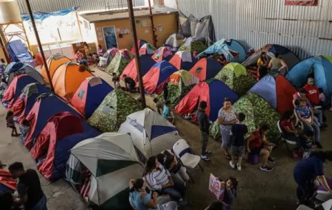 Migrantes desesperados cruzan frontera de México a EE.UU. 