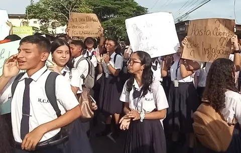 En paro militante se declaran dos colegios en Panamá Oeste