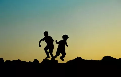 Trasladan a la morgue restos de niños asesinados por su papá