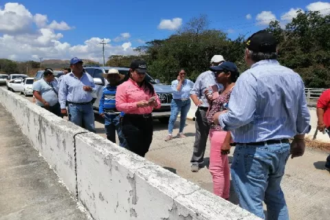 Moradores de 17 comunidades cierran la vía en La Pintada