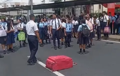Estudiantes vuelven a cerrar las vías para reclamar mejoras