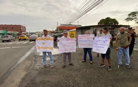 Protestan ante el MOP por calles dañadas en 'huecolandia'