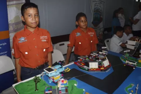 72 equipos de estudiantes exponen proyecto de robótica