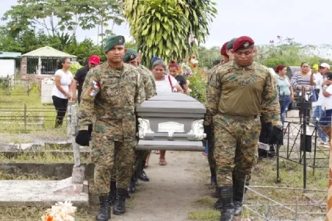 Familiares y amigos dan último adiós a cabo del Senafront