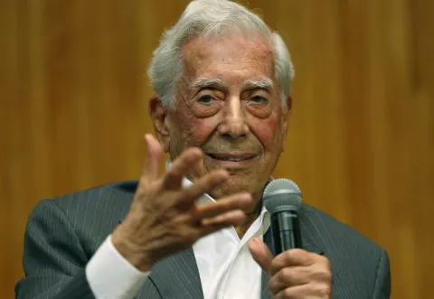 Vargas Llosa, hospitalizado por segunda vez por covid-19