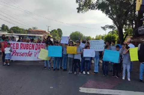 Protestan por daños eléctricos en la escuela Rubén Darío