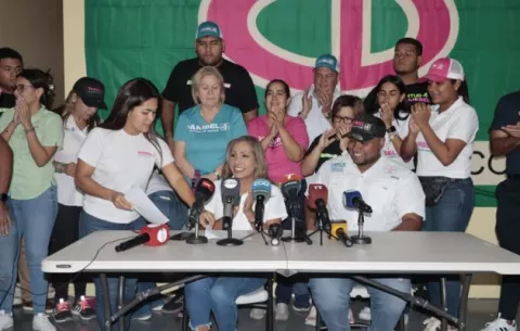 Yanibel Ábrego reconoció el triunfo de Rómulo Roux