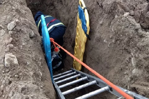 Dos personas pierden la vida al caerles un alud de tierra