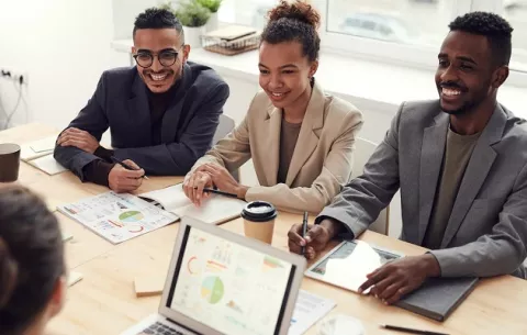 Requerimiento salarial de hombres es mayor al de las mujeres
