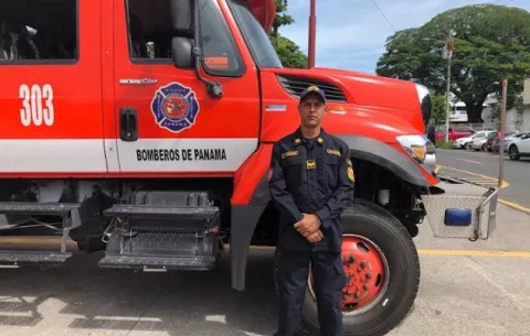 Bombero que rescató a dos personas: 'Todo lo hice a pulmón'