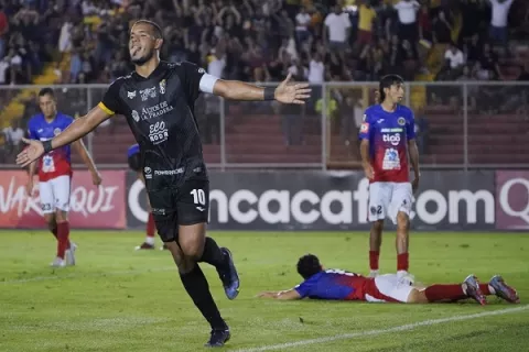 CAI golea y avanza; Universitario luchó, pero no le alcanzó