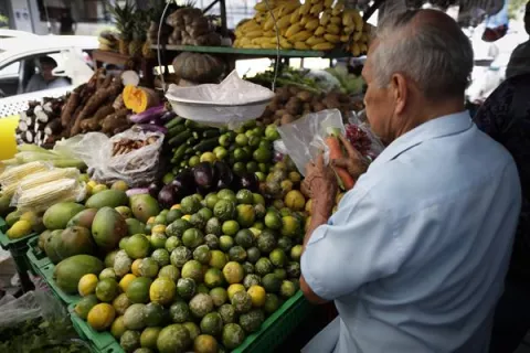 Poca producción y monopolio; causas de que la comida no baje