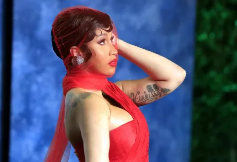 Micrófono que Cardi B arrojó en un concierto es subastado
