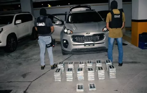 Detectan 2 carros preñados de droga en Barrio Norte, Colón