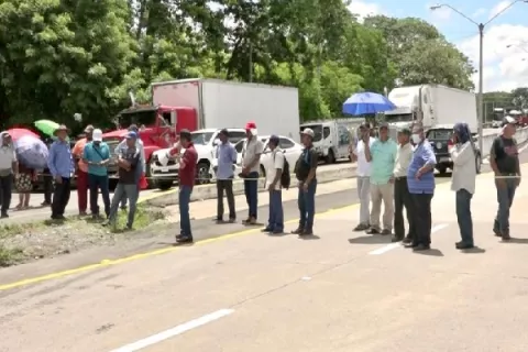Jubilados cierran la vía Interamericana exigiendo aumento