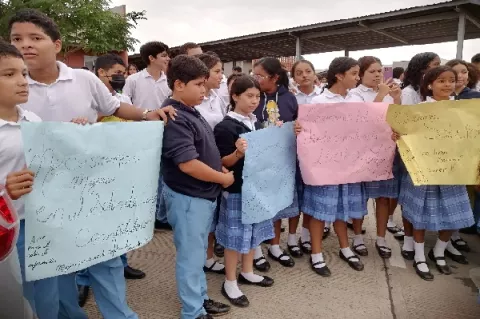 Padres de familia apoyan paro en el colegio Papa Francisco