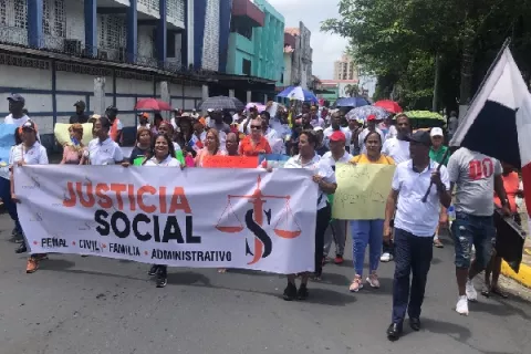 Colonenses en protesta tiran sus artículos dañados en ENSA
