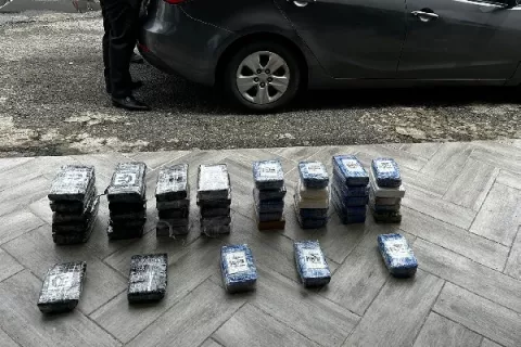 Condenan a siete años de cárcel a funcionaria de migración