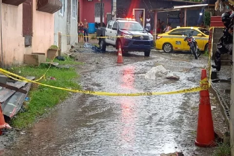 Madre entrega al hijo que mató a su padrastro por defenderla