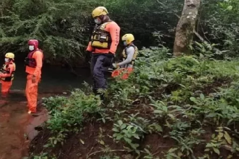 Rescatan a 7 jóvenes extraviados en área boscosa de Colón