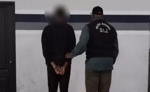 Sujeto que entregaba diplomas falsos en mall queda detenido