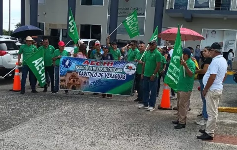 Docentes chiricanos protestan ante sede del MEF en Veraguas