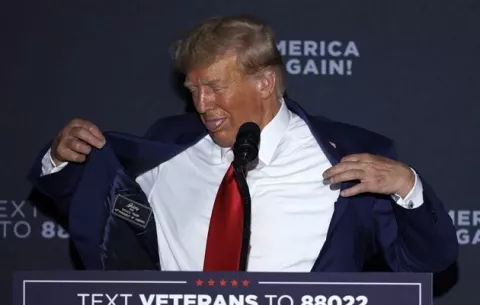Trump presume sus buenos resultados en sondeos pese a líos