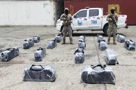 Investigan cargamento de 600 paquetes de droga en contenedor