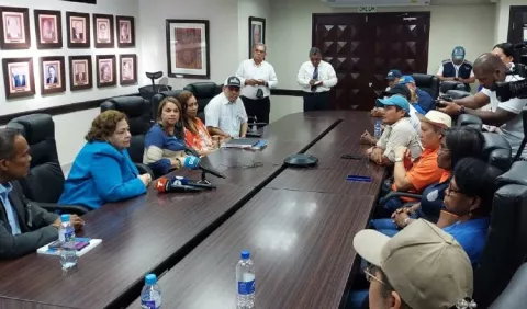 Más de 300 educadores  siguen sin cobrar