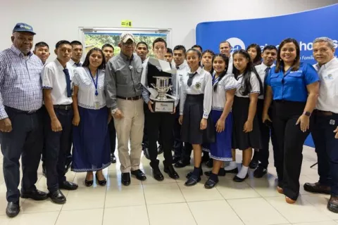 Etesa entrega copa a estudiantes de la comarca Ngäbe Buglé 