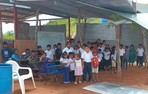 Madres piden al Meduca hacer escuela digna en Cerro Gallote