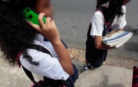 Unesco aconseja prohibir el uso de celulares en las escuelas