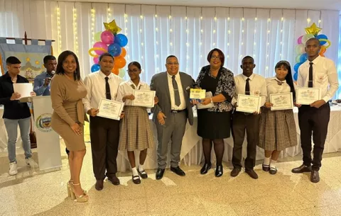 Estudiantes de Colón presentan proyectos de reciclaje