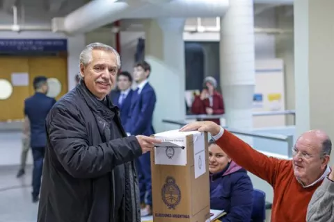 Fernández reconoce haber 'oído la voz' del pueblo argentino