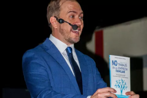 Flavios Papasakellariou lanza su quinto libro en la FIL 2023