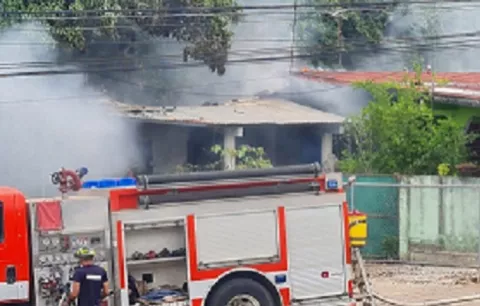 Incendio consume una residencia y afecta otra en Chitré