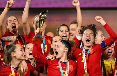 El beso de 'piquito' que ha estremecido al fútbol español