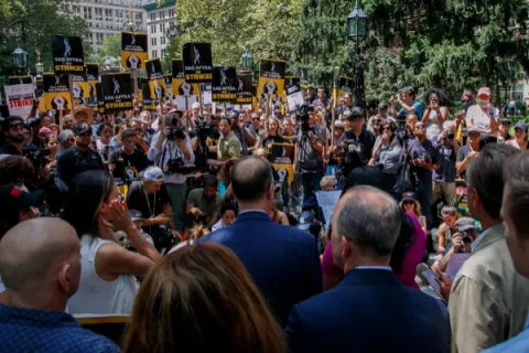 Guionistas en huelga valoran nueva propuesta de los estudios