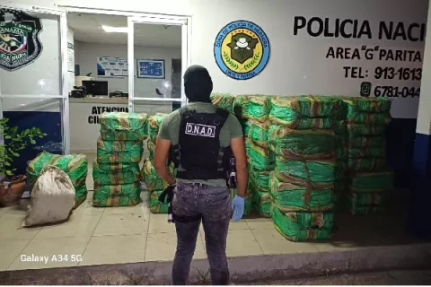 Cae colombiano con 1,575 paquetes de droga en un camión