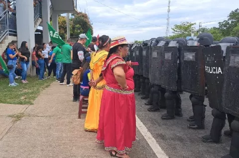 Pese al diálogo dirigentes cierran vías en oriente chiricano