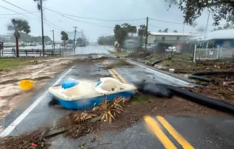 Idalia tocó tierra y avanza por el noroeste de Florida